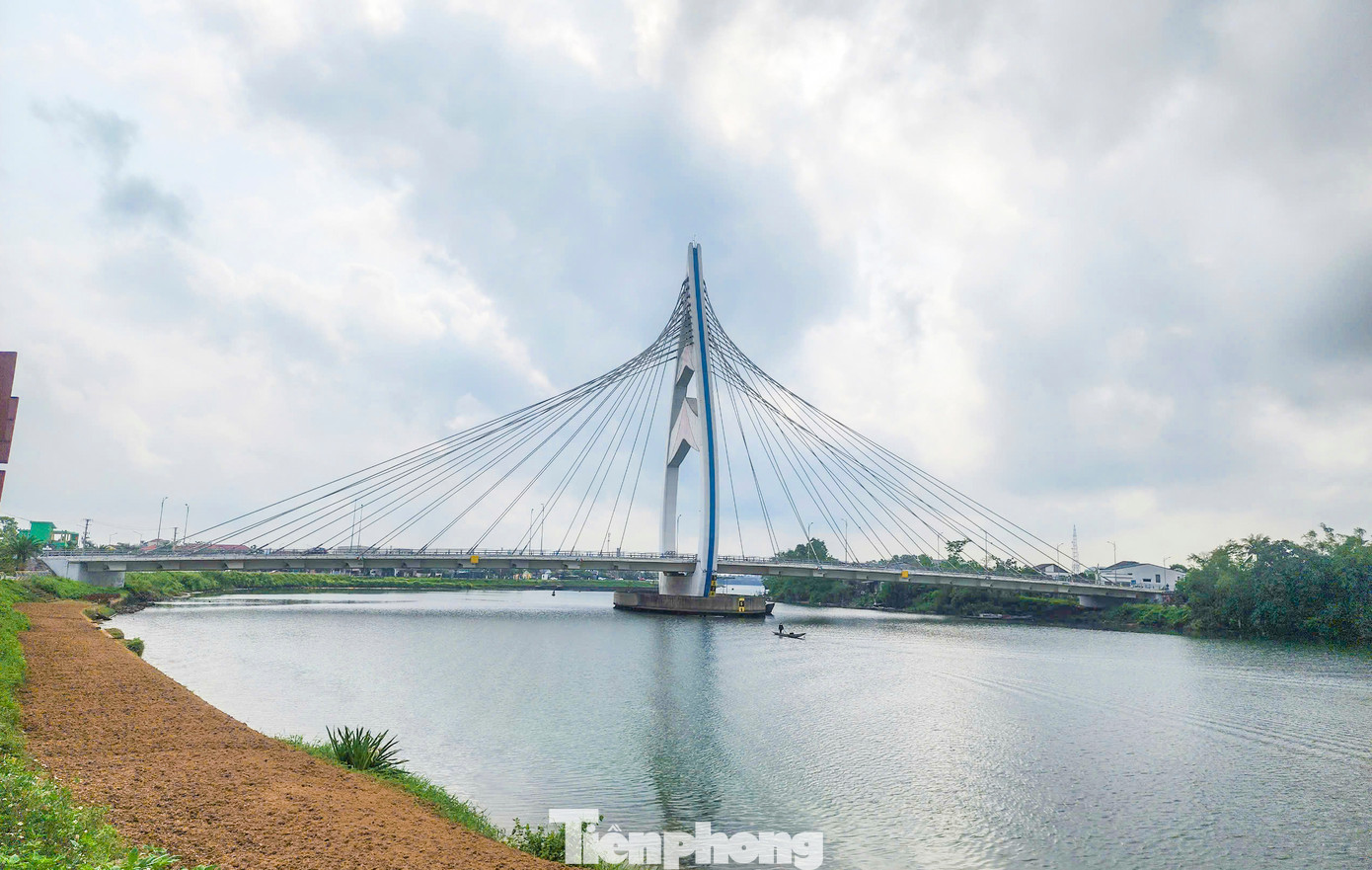 Có 5 cây cầu bắc qua sông Hiếu, một trong số đó là cầu An Lạc. Đây là cầu dây văng hiện đại với tổng mức đầu tư hơn 200 tỷ đồng, kết cấu mặt đường 4 làn xe cơ giới, trụ tháp hình búp sen cao 74m.