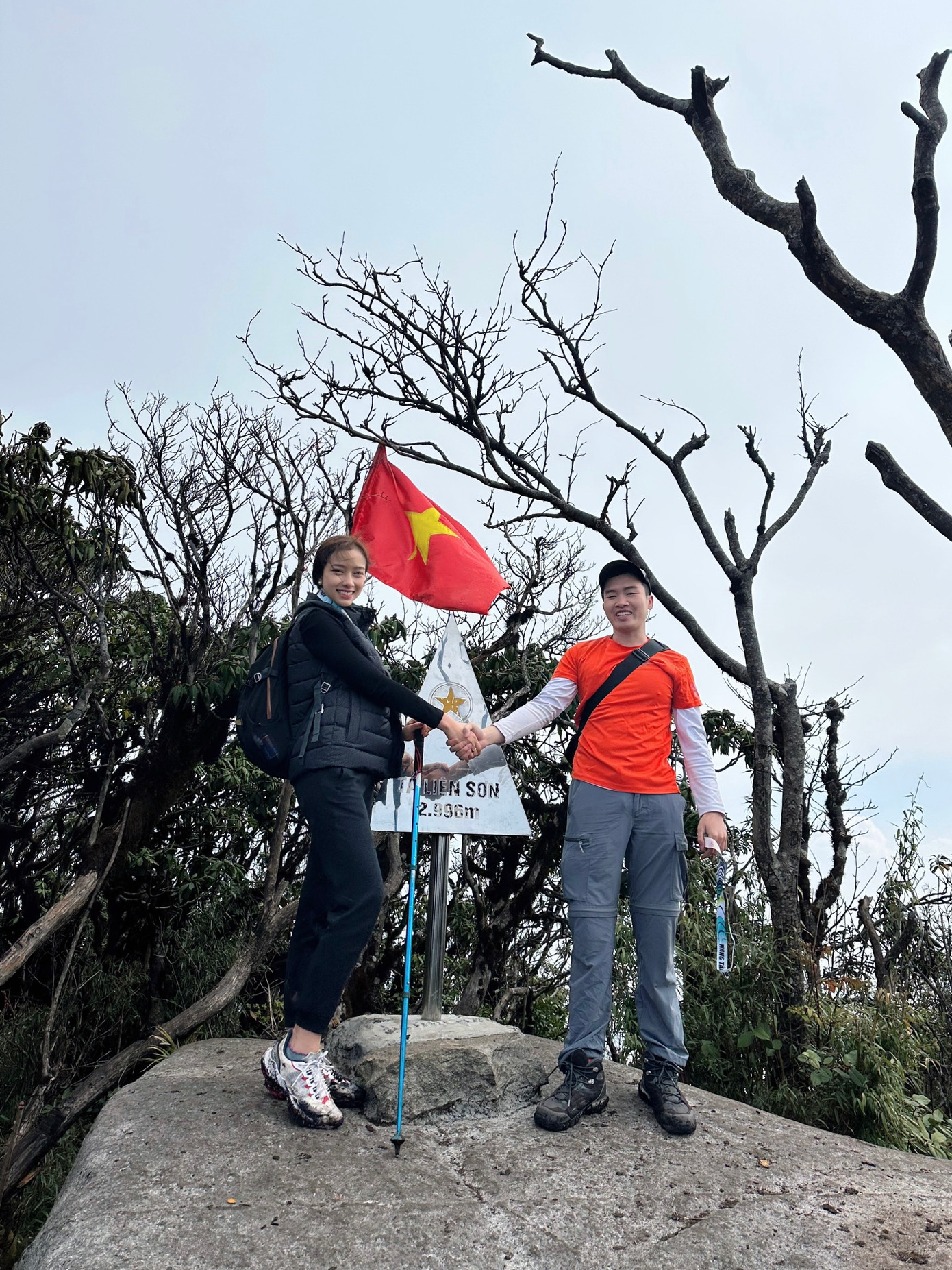 Nguyễn Ngọc Mai bên cột mốc 2.996m trên đỉnh Tả Liên Sơn.