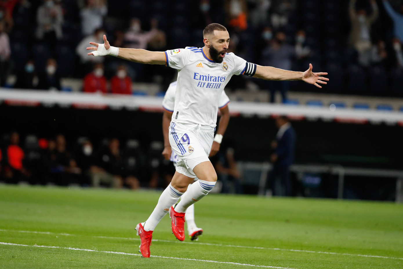 Benzema đang thể hiện phong độ chói sáng trong mùa giải 2021/22. (Ảnh: Football Espana) Benzema đang thể hiện phong độ chói sáng trong mùa giải 2021/22. (Ảnh: Football Espana)