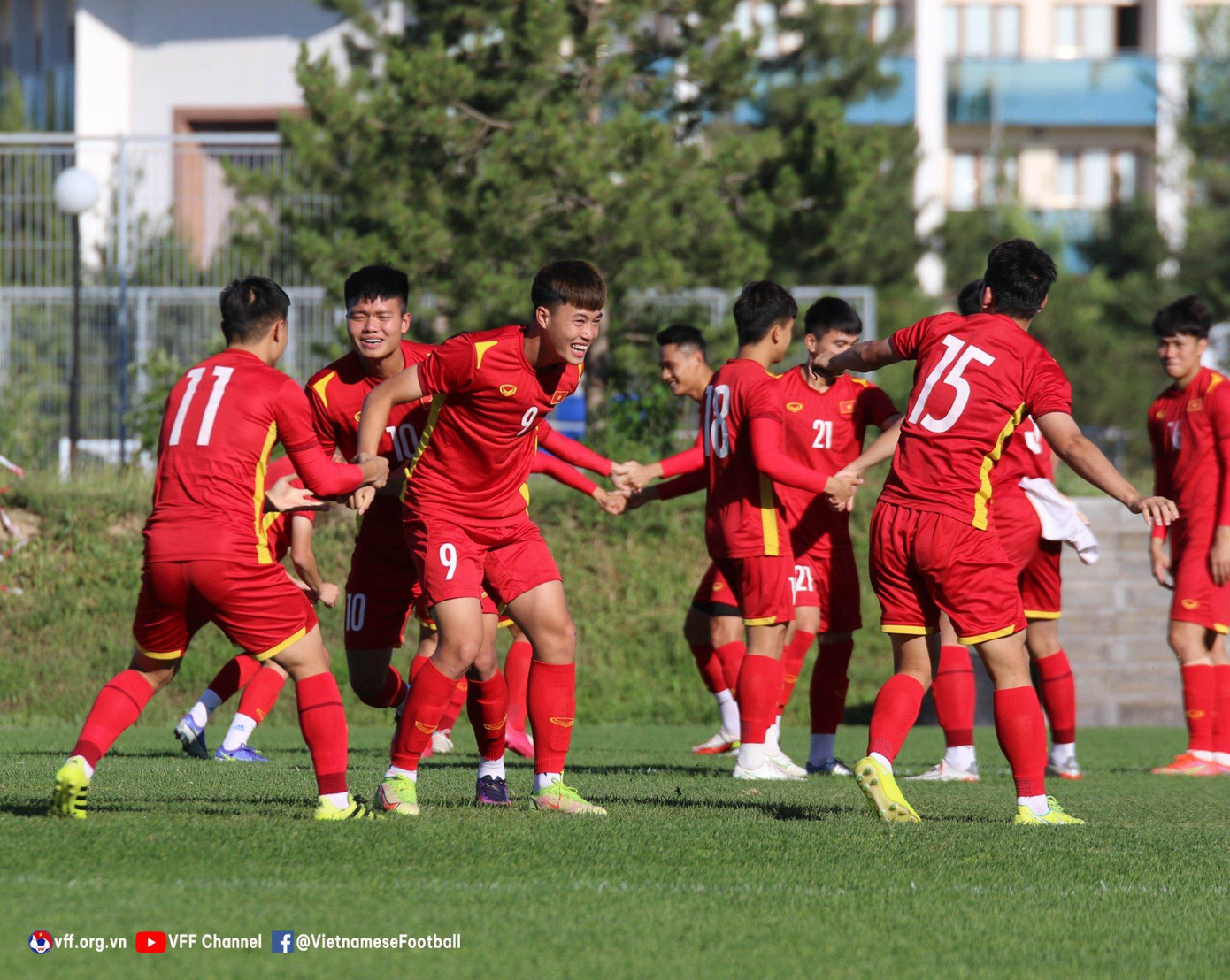 Các cầu thủ U23 Việt Nam tập luyện vui vẻ trước trận gặp Hàn Quốc. (Ảnh: VFF)