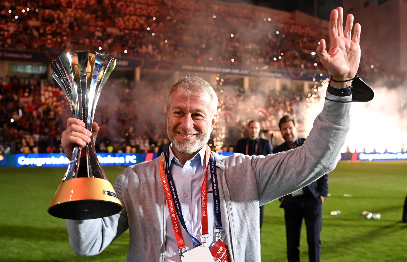 Abramovich nâng cao chiếc Cúp FIFA Club World Cup hồi tháng 1/2022. (Ảnh: Getty Images)