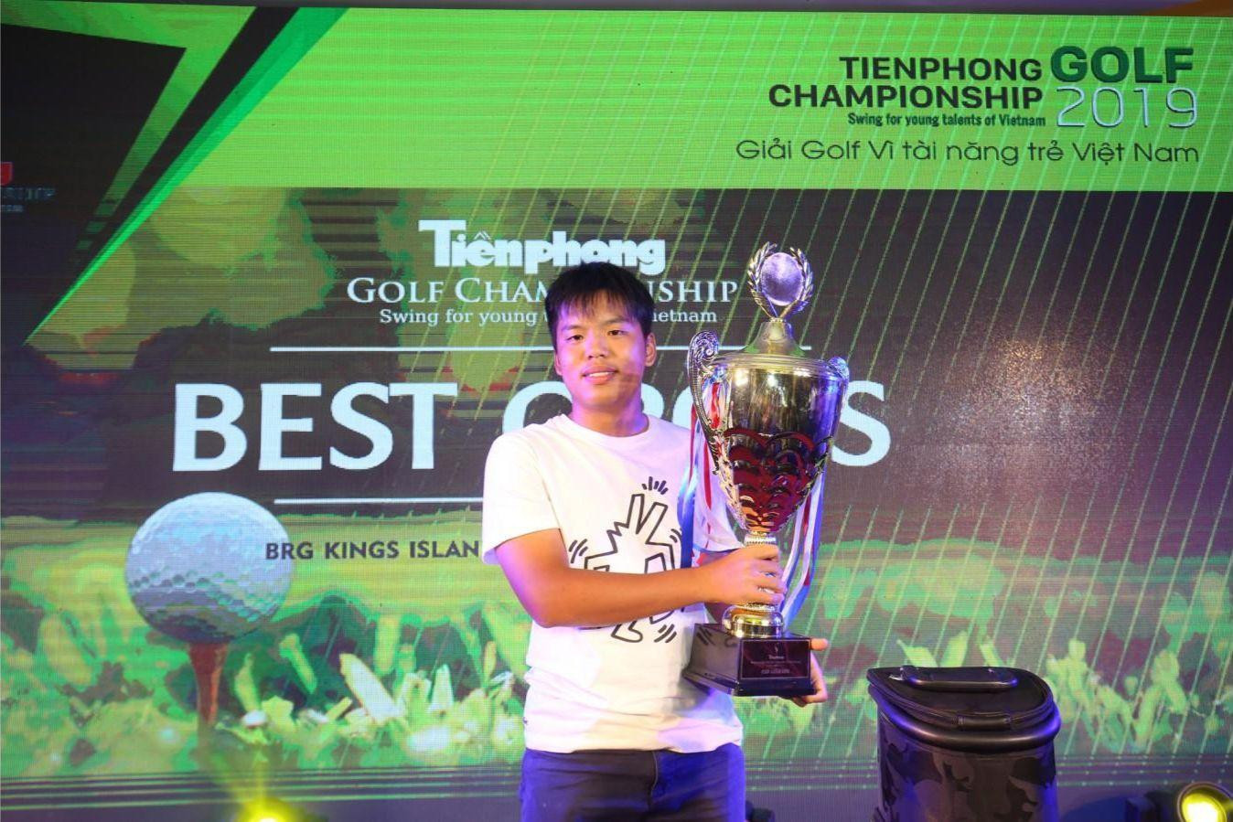 16 tuổi, Quốc Anh vượt qua 144 golfer để đăng quang Tiền Phong Golf Championship 2019. 16 tuổi, Quốc Anh vượt qua 144 golfer để đăng quang Tiền Phong Golf Championship 2019.