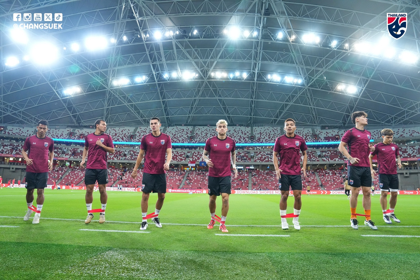 Ngược dòng thắng ngoạn mục Singapore, Thái Lan giành vé bán kết sớm ảnh 15 Ngược dòng thắng ngoạn mục Singapore, Thái Lan giành vé bán kết sớm ảnh 15