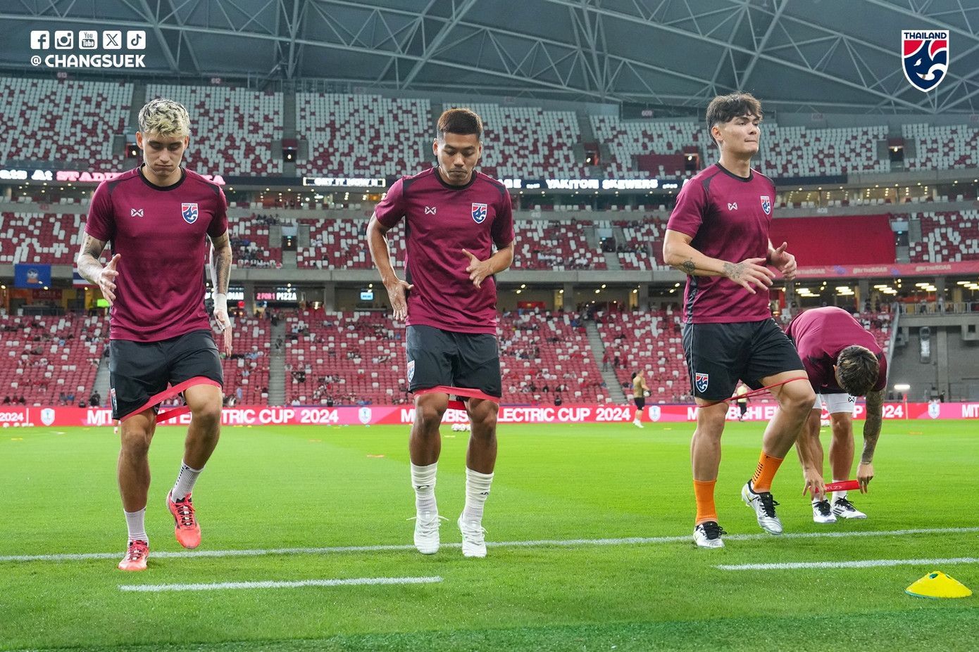 Ngược dòng thắng ngoạn mục Singapore, Thái Lan giành vé bán kết sớm ảnh 18 Ngược dòng thắng ngoạn mục Singapore, Thái Lan giành vé bán kết sớm ảnh 18