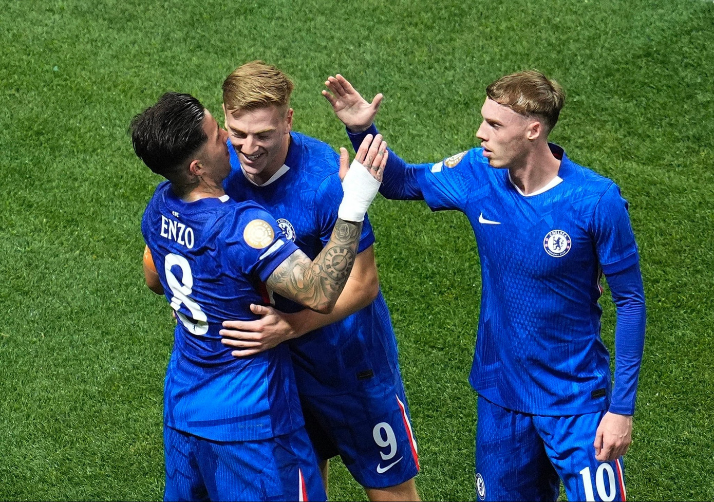 Liam Delap ăn mừng cùng Palmer và Enzo Fernandes.