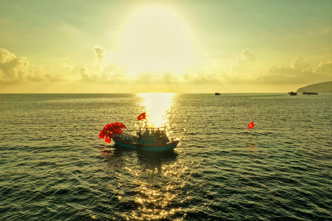 Những lá cờ Tổ quốc được dựng lên trên mặt biển trước ngày khai cuộc. Những lá cờ Tổ quốc được dựng lên trên mặt biển trước ngày khai cuộc.