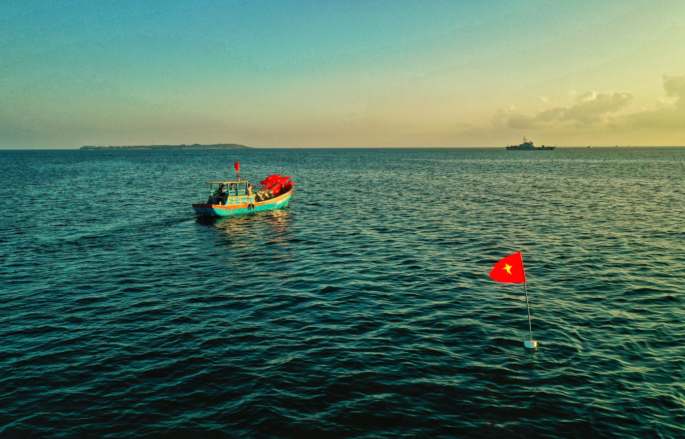 Điểm nhấn của giải bơi vượt biển Lý Sơn chính là hàng cờ Tổ quốc. Những lá cờ đỏ sao vàng đánh dấu chủ quyền biển đảo, chủ quyền đất nước sẽ được trải dài suốt đoạn đường bơi 5km nối liền từ đảo lớn Lý Sơn đến đảo An Bình (đảo Bé). Điểm nhấn của giải bơi vượt biển Lý Sơn chính là hàng cờ Tổ quốc. Những lá cờ đỏ sao vàng đánh dấu chủ quyền biển đảo, chủ quyền đất nước sẽ được trải dài suốt đoạn đường bơi 5km nối liền từ đảo lớn Lý Sơn đến đảo An Bình (đảo Bé).