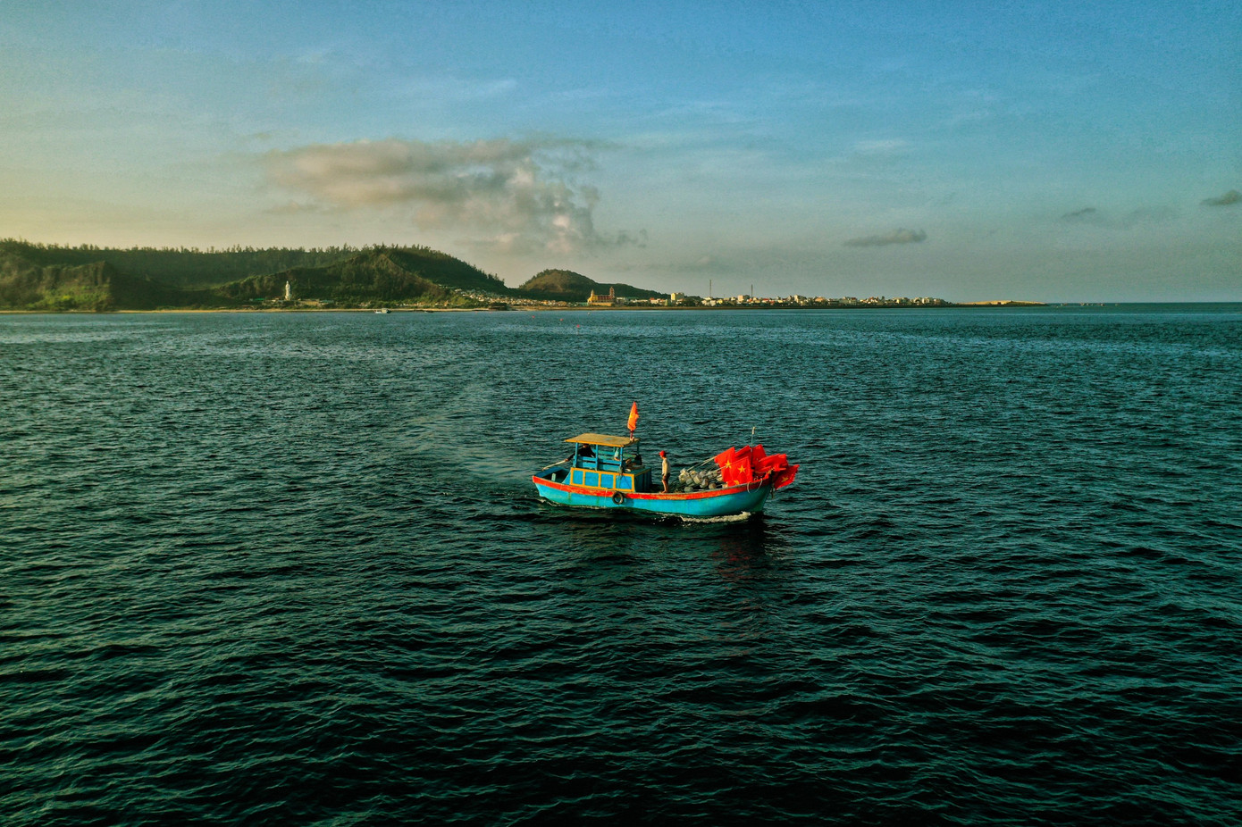 Hàng cờ Tổ quốc gợi nhớ đến giải Vô địch Quốc gia Marathon và cự ly dài Báo Tiền Phong lần thứ 61 tổ chức năm 2020 cũng ở huyện đảo Lý Sơn. Hàng cờ Tổ quốc gợi nhớ đến giải Vô địch Quốc gia Marathon và cự ly dài Báo Tiền Phong lần thứ 61 tổ chức năm 2020 cũng ở huyện đảo Lý Sơn.