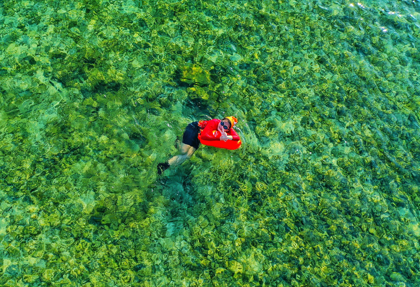 Các VĐV vô cùng thích thú với làn nước trong xanh, nhìn thấu đáy biển đầy mê hoặc. Các VĐV vô cùng thích thú với làn nước trong xanh, nhìn thấu đáy biển đầy mê hoặc.