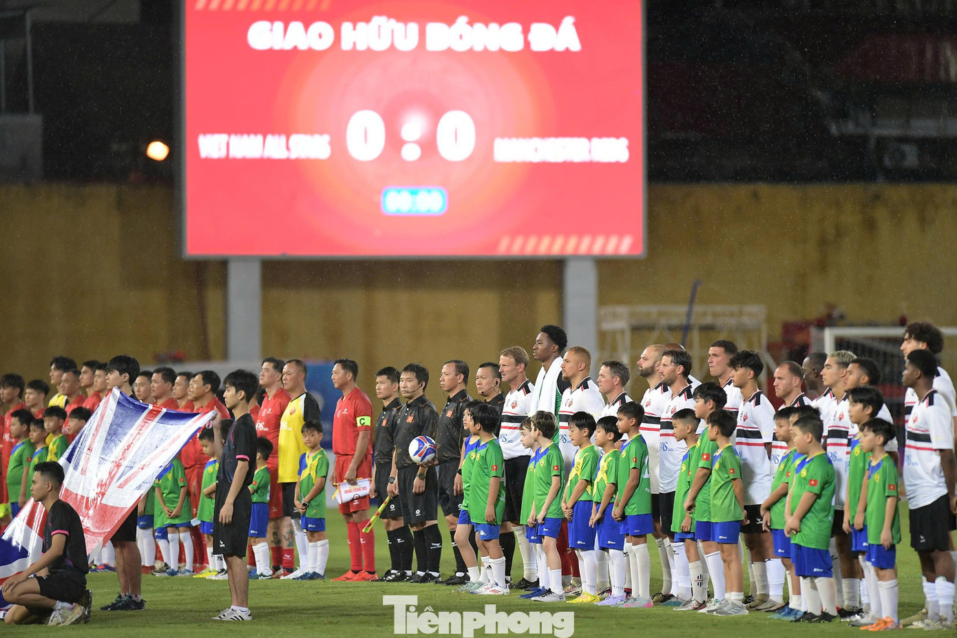 Sau trận đấu, các cựu Quỷ đỏ đã có chuyến tham quan đầy thú vị tại thành phố Đà Nẵng trước khi di chuyển ra Hà Nội, chơi trận giao hữu thứ hai tại sân Hàng Đẫy.