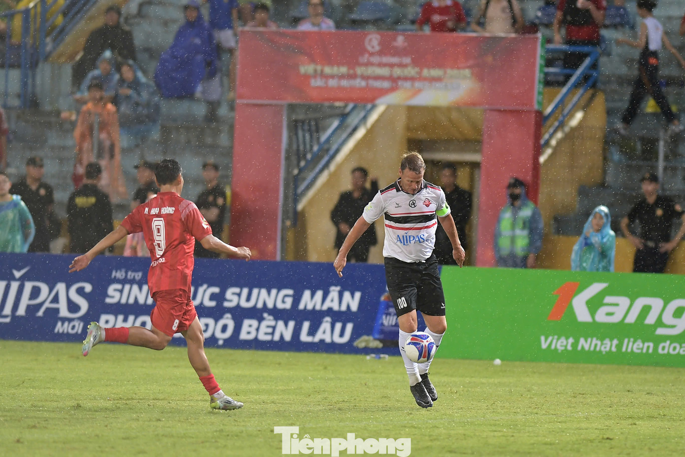 Khi tên của các cựu cầu thủ MU lần lượt được xướng lên, từ Michael Owen, Teddy Sheringham đến Wes Brown, Dion Dublin và Dwight Yorke, sân Hàng Đẫy lại dậy sóng, cho thấy tình yêu lớn của người hâm mộ Việt Nam với đội bóng 20 lần vô địch nước Anh.