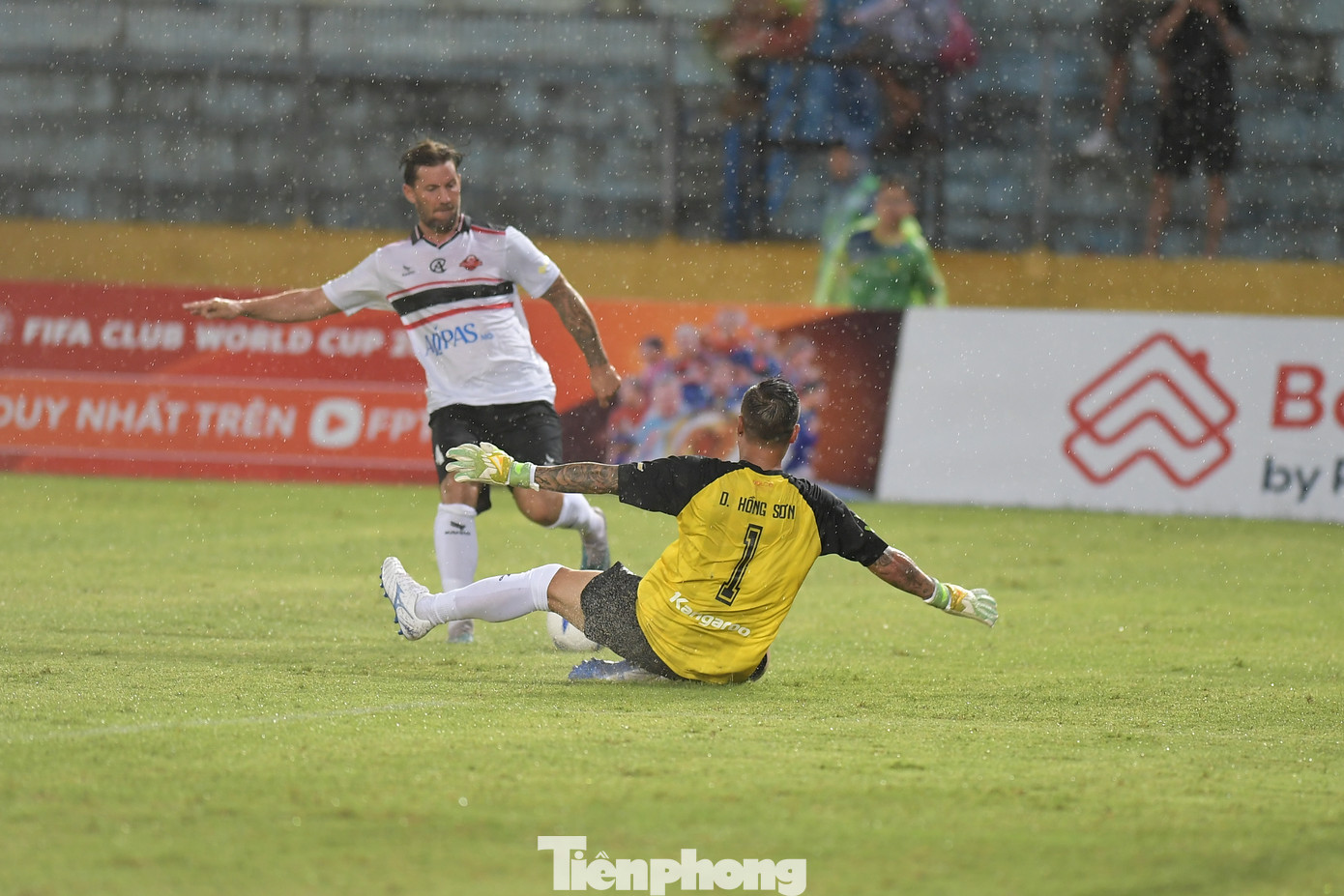 Giống như trận giao hữu cách đây ít ngày tại Hòa Xuân, các huyền thoại MU vẫn là những người mở tỷ số, đẩy Việt Nam All Stars vào thế rượt đuổi.