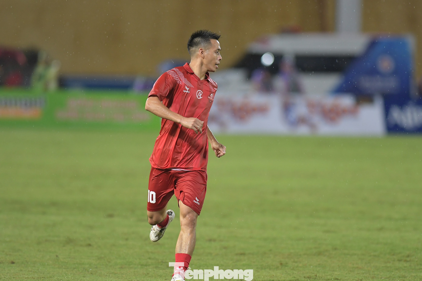 Chơi nổi bật nhất bên phía Việt Nam All Stars không ai khác chính là Văn Quyết, thủ quân 33 tuổi của Hà Nội FC.