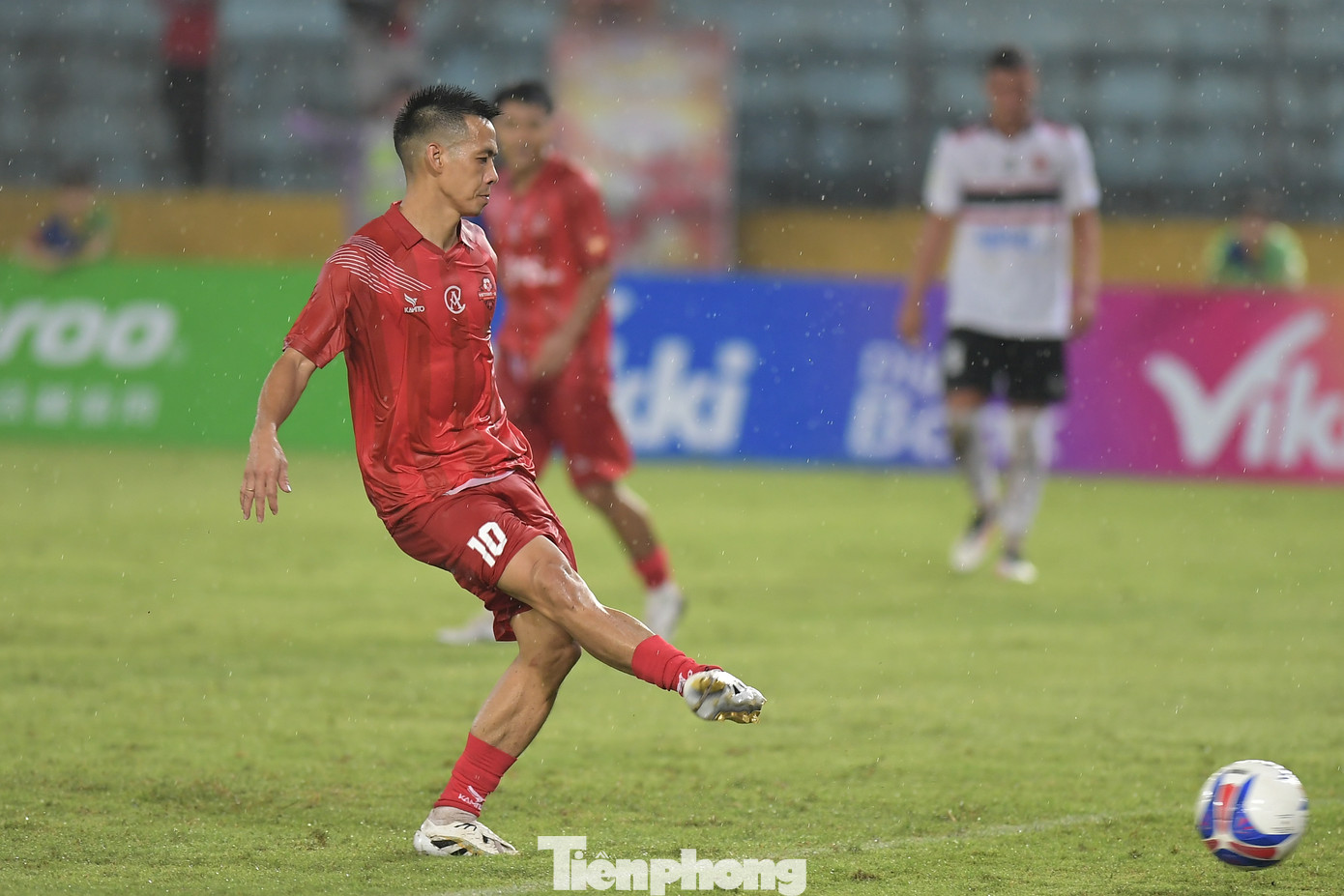 Thủ môn của đội huyền thoại MU mắc sai lầm, chuyền thẳng vào chân Văn Quyết.