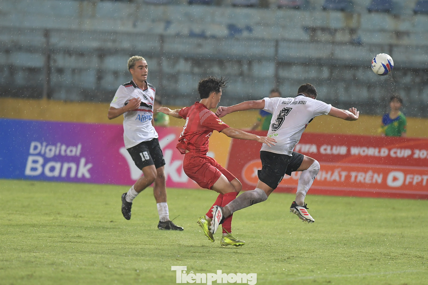 Khi tỷ số được nâng lên 2-0, trời tiếp tục mưa và các cầu thủ áo đỏ cho tinh thần mạnh mẽ, quyết tâm gây ấn tượng trước các ngôi sao một thời khuynh đảo châu Âu.