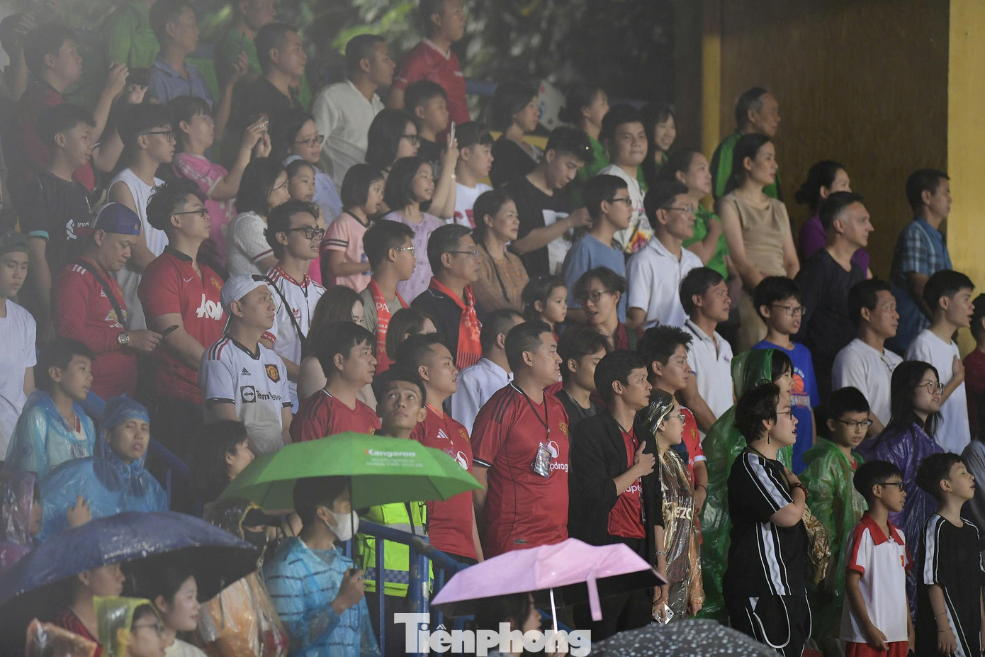 Bất chấp cơn mưa lớn trút xuống thủ đô Hà Nội, rất nhiều người hâm mộ, bao gồm các fan của MU, có mặt trên khán đài để cổ vũ và dõi theo từng bước chạy của các huyền thoại bóng đá Việt cũng như MU.