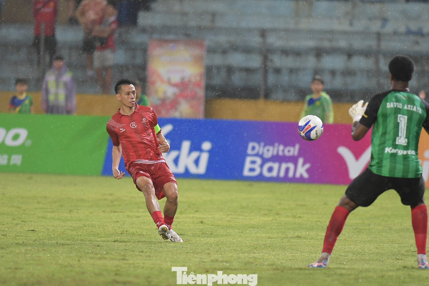 Với kinh nghiệm và sự tinh quái, Văn Quyết dễ dàng đánh bại đối thủ để giúp Việt Nam All Stars vượt lên.