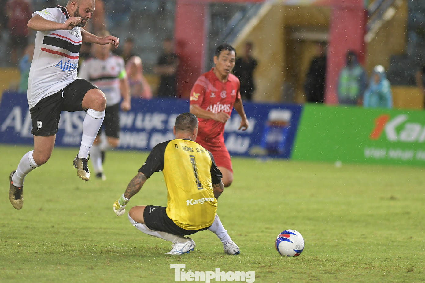 Giống như trận giao hữu cách đây ít ngày tại Hòa Xuân, các huyền thoại MU vẫn là những người mở tỷ số, đẩy Việt Nam All Stars vào thế rượt đuổi.