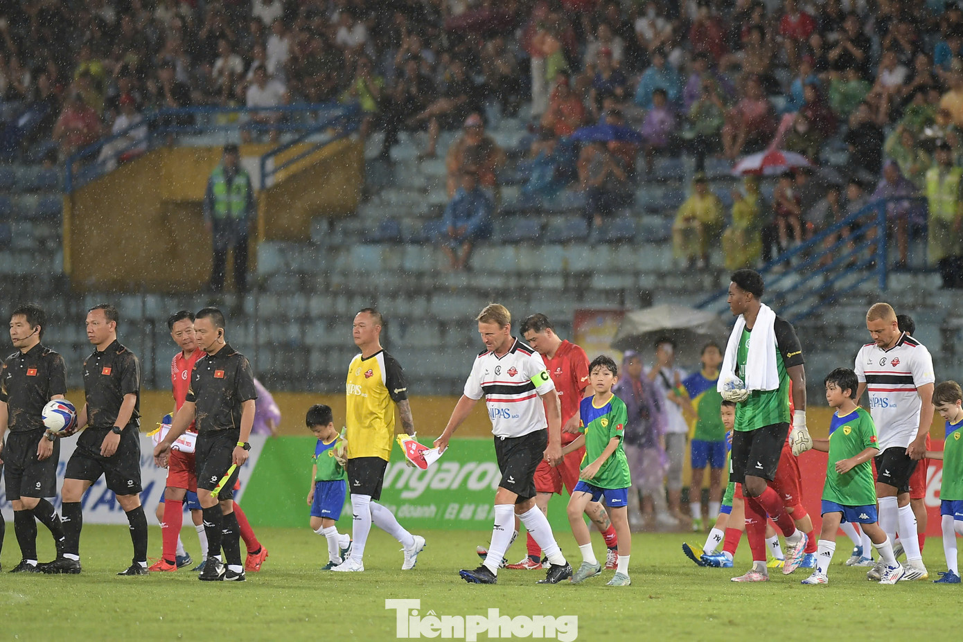 Trong chuyến du đấu tại Việt Nam, cách đây ba ngày, đội huyền thoại MU đã chơi trận giao hữu đầu tiên với đội Việt Nam All Stars tại sân Hòa Xuân, Đà Nẵng với chiến thắng 4-2 nghiêng về các vị khách đến từ thành phố Manchester, Vương quốc Anh.