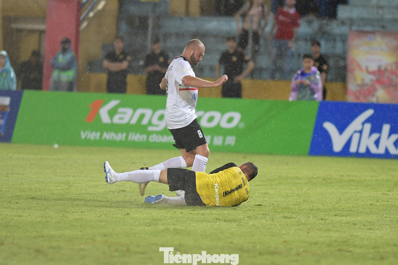 Cơn mưa tầm tã chiều tối ngày 30/6 khiến mặt sân sũng nước, nhưng không ngăn cản được quyết tâm cũng như tinh thần thể thao của hai đội.