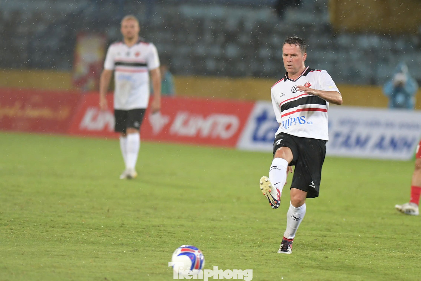 Michael Owen cũng là ngôi sao được người hâm mộ yêu thích. Ở tuổi 45, cựu tiền đạo người Anh vẫn cho thấy đẳng cấp mỗi khi chạm bóng.