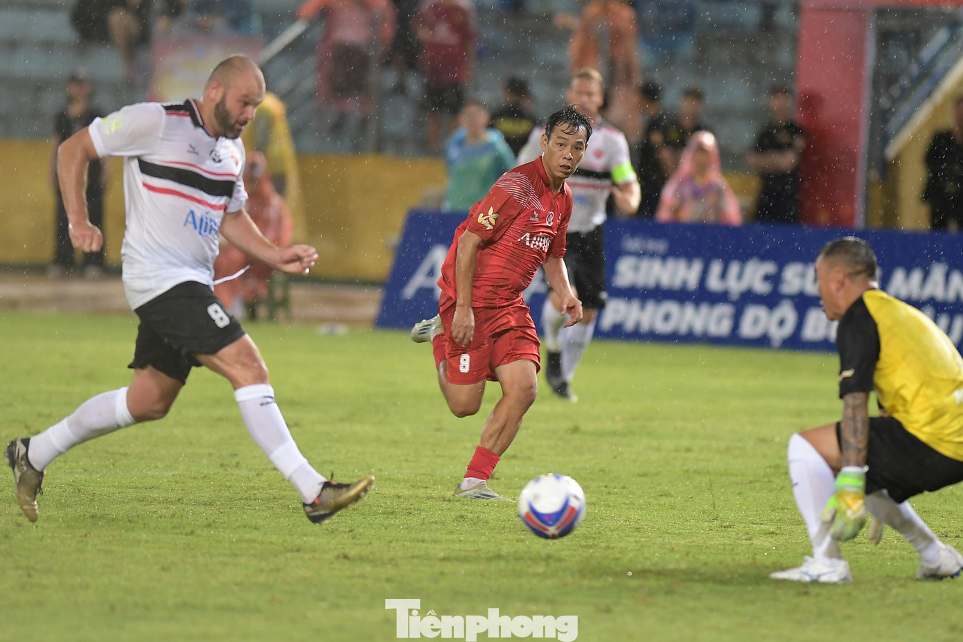 Trong trận đấu trên sân Hàng Đẫy, các cựu cầu thủ MU mặc trang phục sân khách của mùa 1998/99, mùa giải họ giành cú ăn ba vĩ đại dưới sự dẫn dắt của HLV Sir Alex Ferguson.