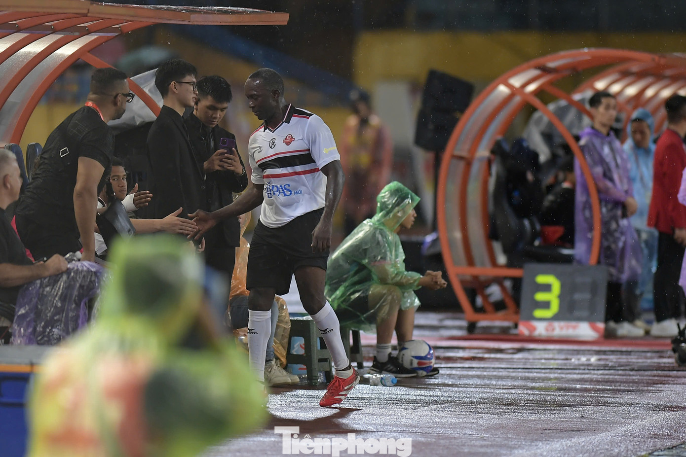 Dù chỉ thoáng qua, nhưng sự hiện diện của các huyền thoại MU đã mang đến sự phấn khích lớn cho người yêu bóng đá Việt Nam. Đặc biệt là các fan Quỷ đỏ, những người đã hát vang &quot;Glory Glory Man United&quot; trong cả trận đấu. Trong thời điểm MU không có thành tích tốt, những cầu thủ từng nâng các danh hiệu lớn trong màu áo đỏ ra sân và gợi nhớ quá khứ huy hoàng chưa xa.