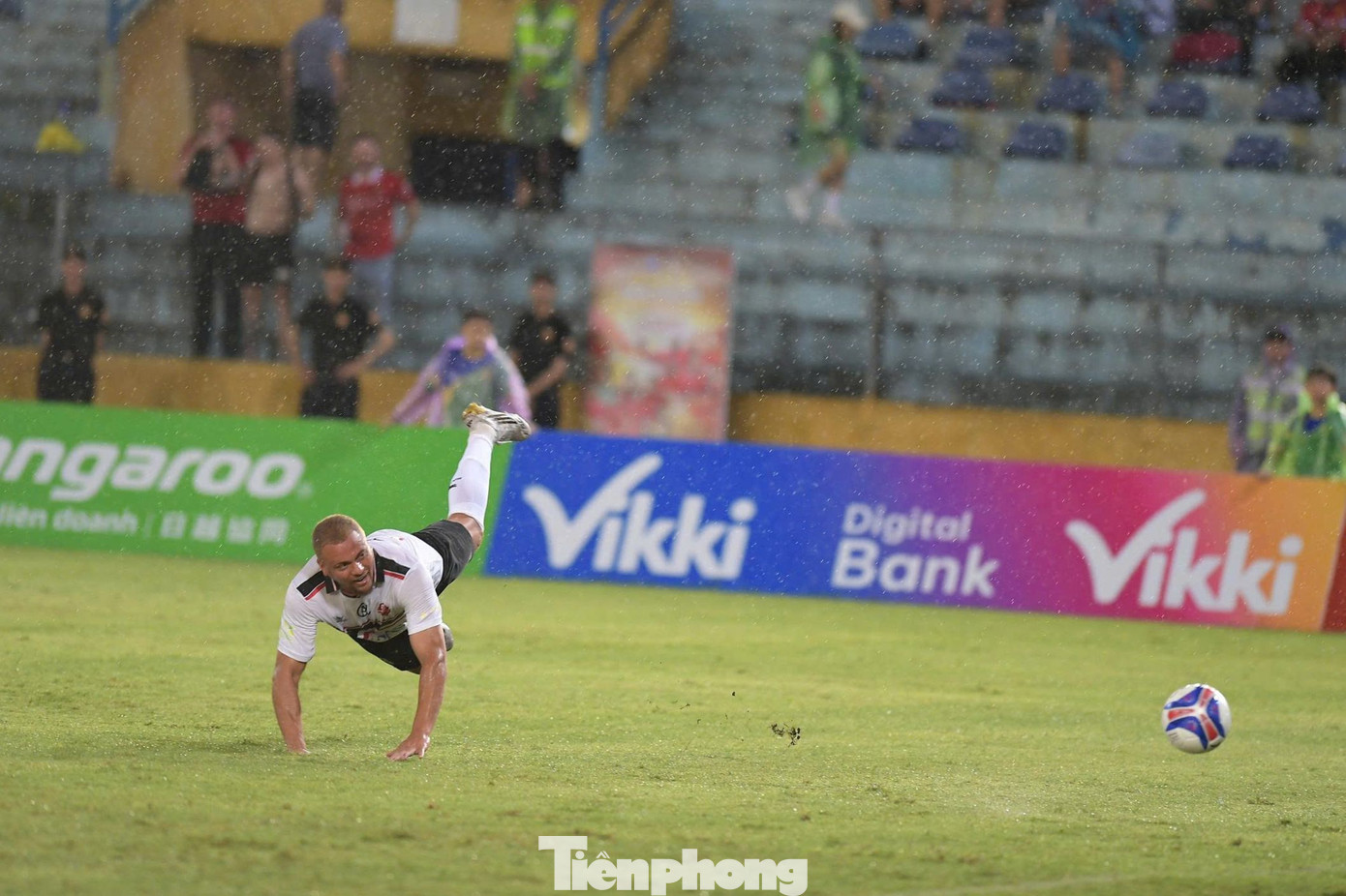 Trên sân Hàng Đẫy còn một nhân vật huyền thoại khác: Wes Brown, người đá chính thường xuyên ở vị trí hậu vệ phải trong mùa 2007/08 mà MU vô địch Champions League.