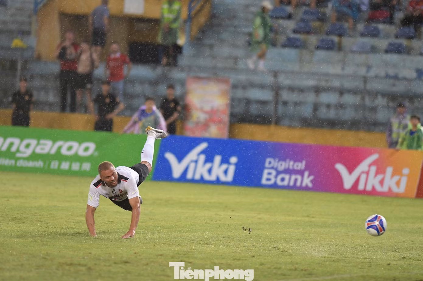Trên sân Hàng Đẫy còn một nhân vật huyền thoại khác: Wes Brown, người đá chính thường xuyên ở vị trí hậu vệ phải trong mùa 2007/08 mà MU vô địch Champions League. Trên sân Hàng Đẫy còn một nhân vật huyền thoại khác: Wes Brown, người đá chính thường xuyên ở vị trí hậu vệ phải trong mùa 2007/08 mà MU vô địch Champions League.