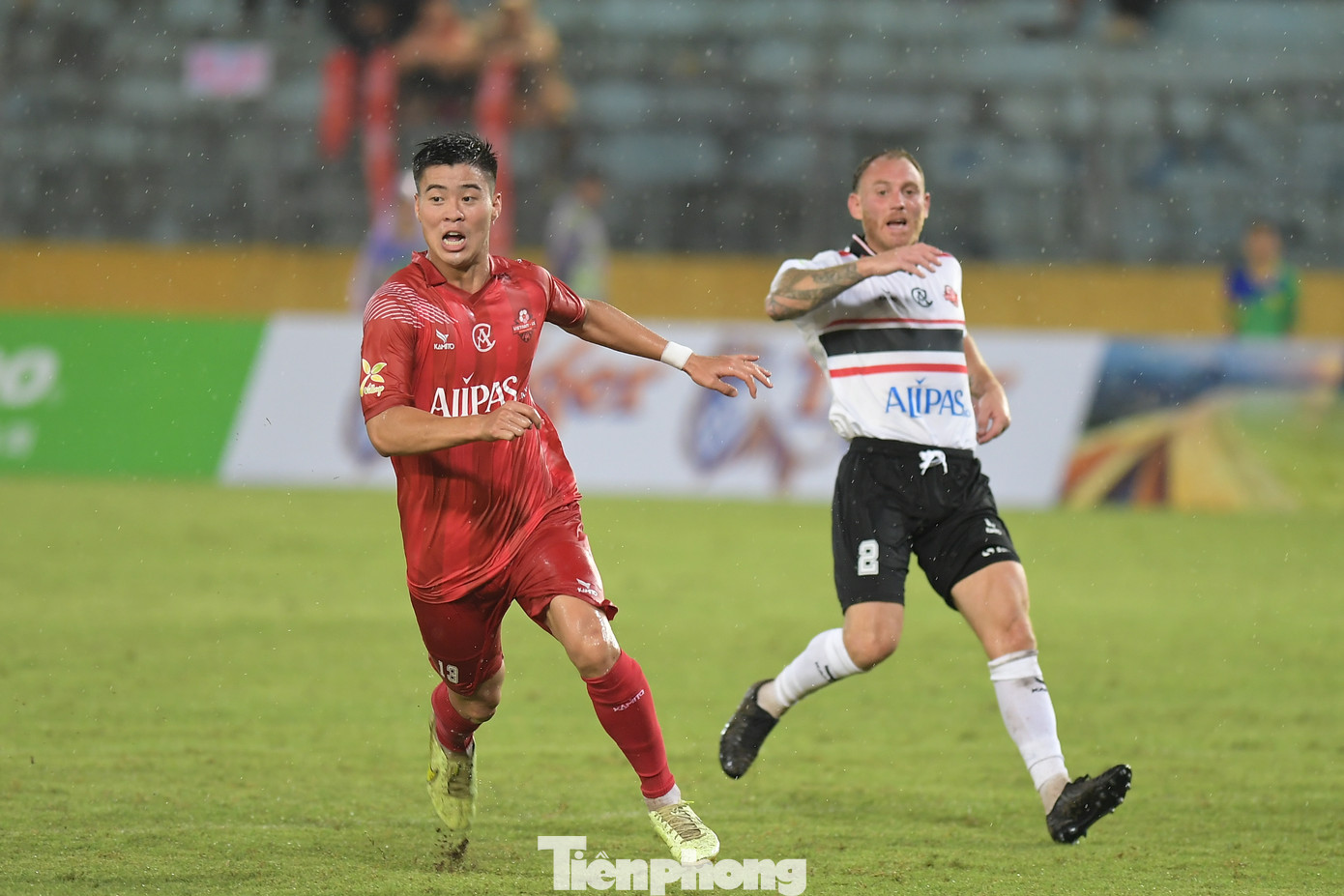 Trong khi đội quân áo đỏ chơi với tinh thần rực lửa dưới sự cổ vũ của hàng ngàn khán giả đội mưa theo dõi trận đấu ở Hàng Đẫy, những huyền thoại MU có dấu hiệu xuống sức.