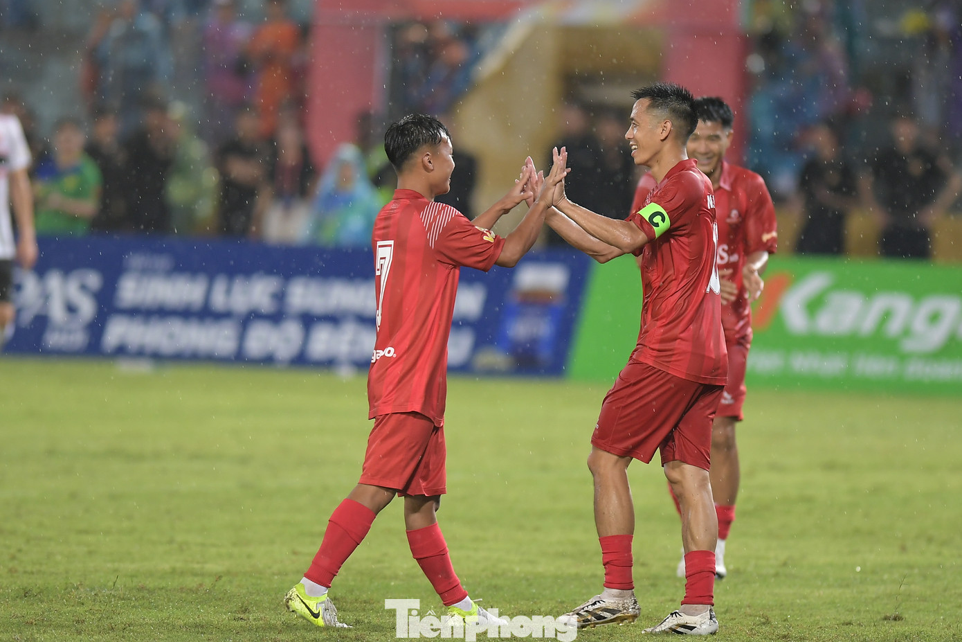 Bàn thắng phút 22 của Văn Quyết khiến các cầu thủ Việt Nam All Stars càng chơi càng hay, sau đó có được bàn gỡ phút 26 trên chấm phạt đền của &quot;Cậu bé Vàng&quot; Văn Quyến.