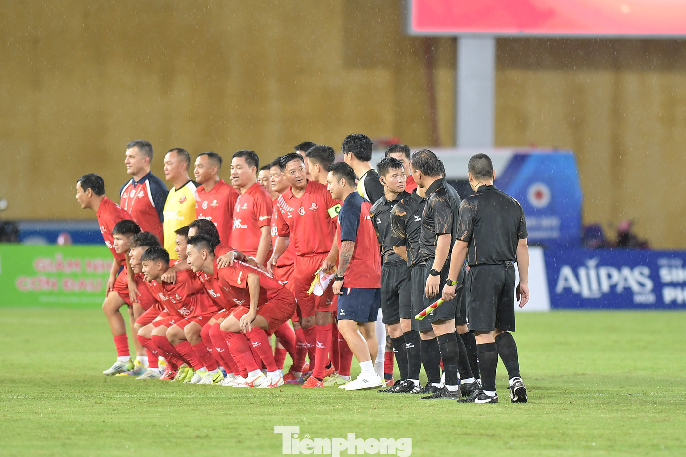 Ở trận tái đấu các huyền thoại MU trên sân Hàng Đẫy, đội Việt Nam All Stars vẫn bao gồm những tên tuổi lẫy lừng một thời của bóng đá Việt Nam như Lê Huỳnh Đức, Văn Quyến, Như Thuần, Văn Sỹ, Mạnh Dũng và các ngôi sao vẫn đang chơi bóng Văn Quyết, Duy Mạnh, Văn Hoàng...