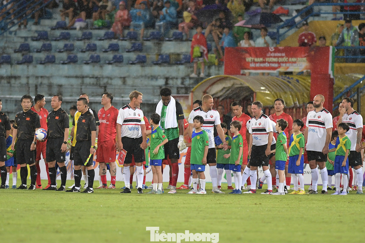 Sau trận đấu, các cựu Quỷ đỏ đã có chuyến tham quan đầy thú vị tại thành phố Đà Nẵng trước khi di chuyển ra Hà Nội, chơi trận giao hữu thứ hai tại sân Hàng Đẫy.