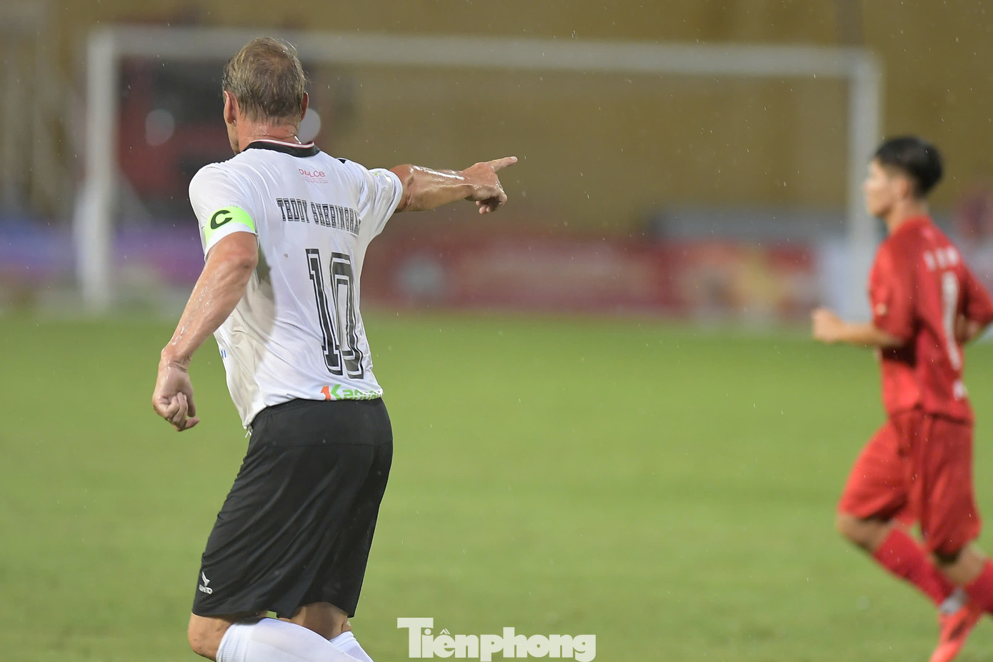 Yorke và Sheringham là hai chứng nhân của mùa giải đó. Yorke ghi 29 bàn ở mọi đấu trường còn Sheringham là tác giả bàn gỡ hòa phút 90+1 trong trận chung kết Champions League với Bayern, trước khi Ole Gunnar Solskjaer ấn định chiến thắng sau đó 2 phút.