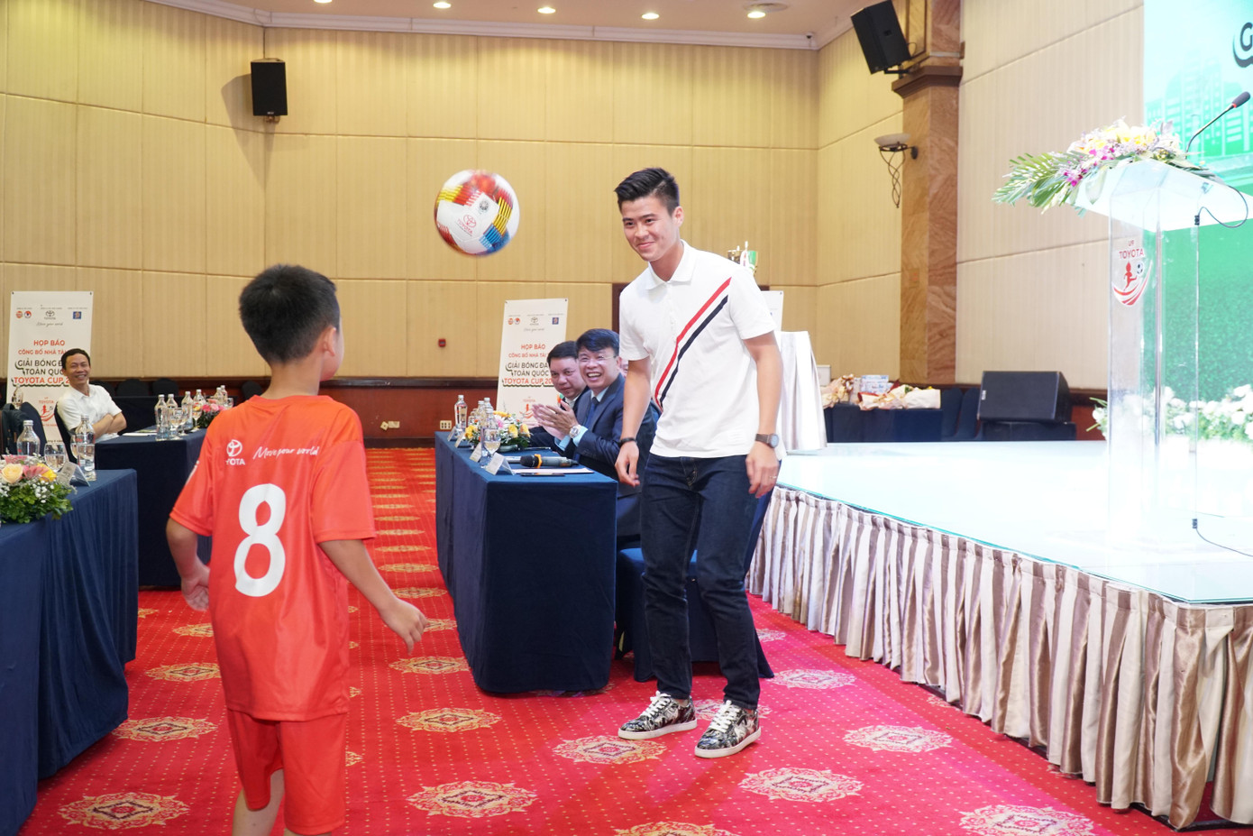 Hậu vệ Đỗ Duy Mạnh tâng bóng cùng cầu thủ nhí của H.Y.S Hà Nội. (Ảnh: Nguyễn Ngọc)