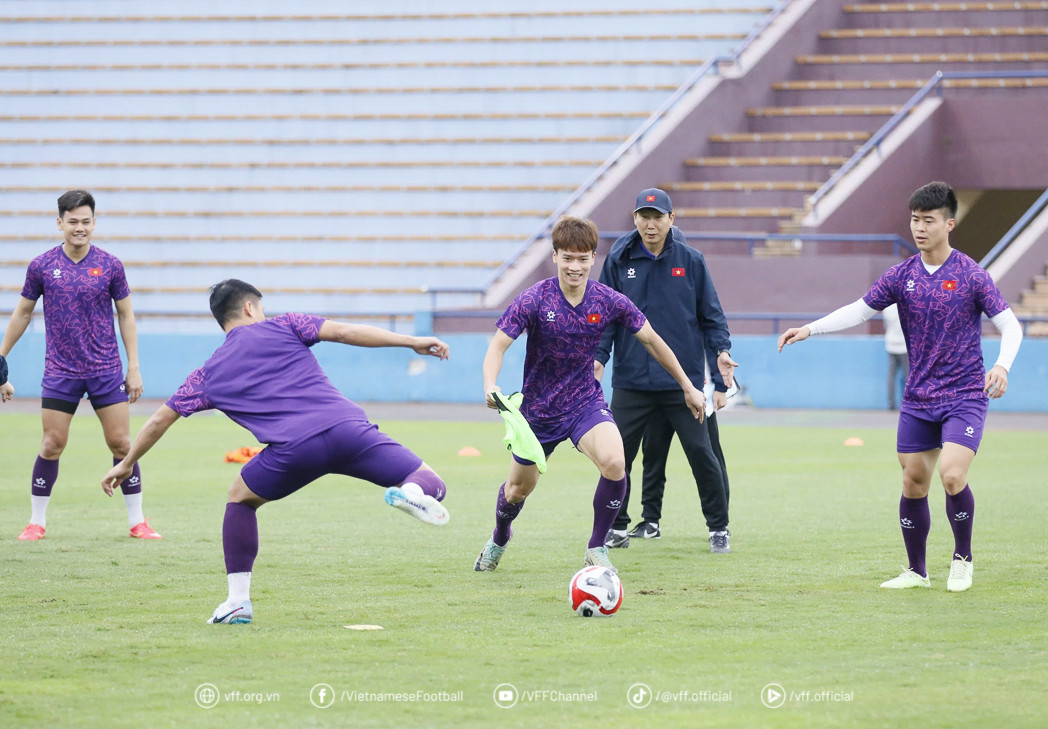 HLV KIm Sang-sik theo dõi học trò tập luyện tại Phú Thọ. HLV KIm Sang-sik theo dõi học trò tập luyện tại Phú Thọ.