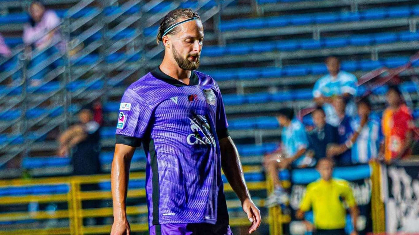 Uker van Lingen đã ghi 10 bàn cho Suphanburi FC mùa này. Uker van Lingen đã ghi 10 bàn cho Suphanburi FC mùa này.