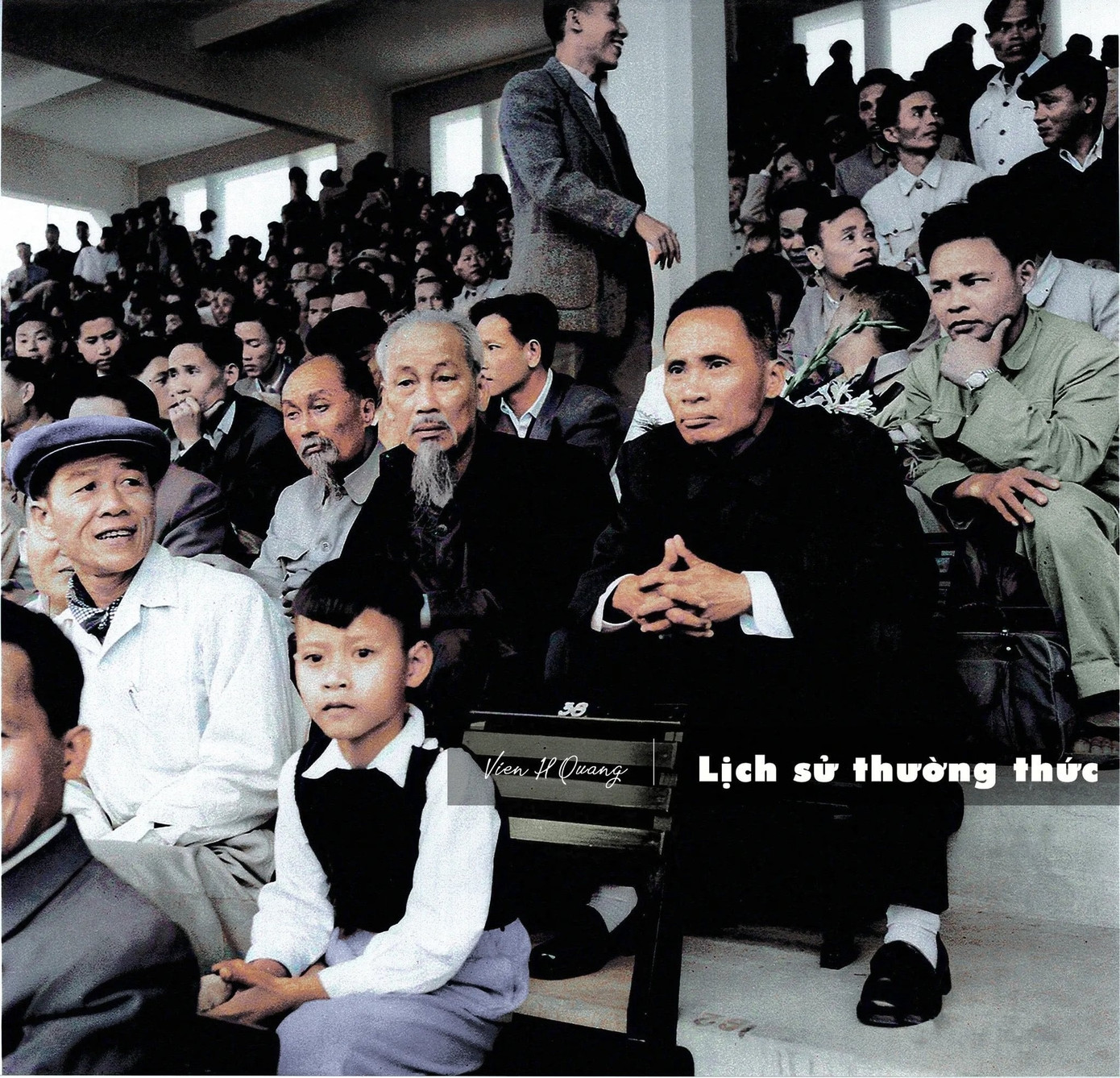 Chủ tịch Hồ Chí Minh cùng Thủ tướng Phạm Văn Đồng dự khán trận khai trương sân Hàng Đẫy giữa đội tuyển Phnôm Pênh (Campuchia) với đội tuyển Hải Phòng. (Ảnh: Viên Hồng Quang phục dựng màu từ ảnh tư liệu của TTXVN). Chủ tịch Hồ Chí Minh cùng Thủ tướng Phạm Văn Đồng dự khán trận khai trương sân Hàng Đẫy giữa đội tuyển Phnôm Pênh (Campuchia) với đội tuyển Hải Phòng. (Ảnh: Viên Hồng Quang phục dựng màu từ ảnh tư liệu của TTXVN).