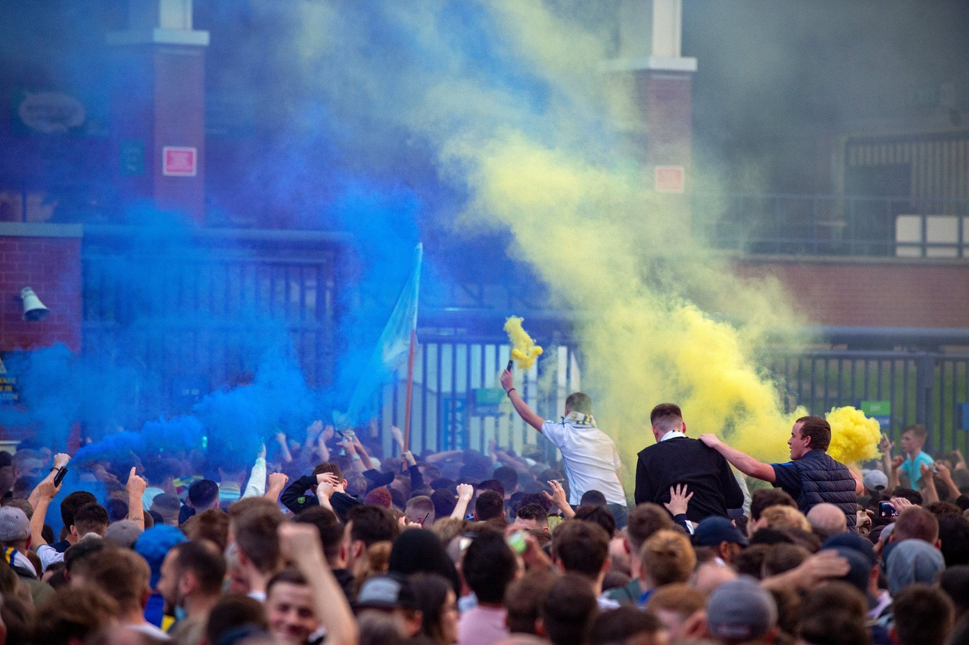 Bữa tiệc ăn mừng đầy phấn khích của Leeds và những người hâm mộ vùng West Yorkshire.