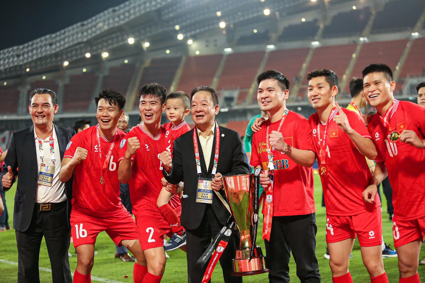 Các cầu thủ Hà Nội FC ăn mừng chiến thắng cùng bầu Hiển. Các cầu thủ Hà Nội FC ăn mừng chiến thắng cùng bầu Hiển.