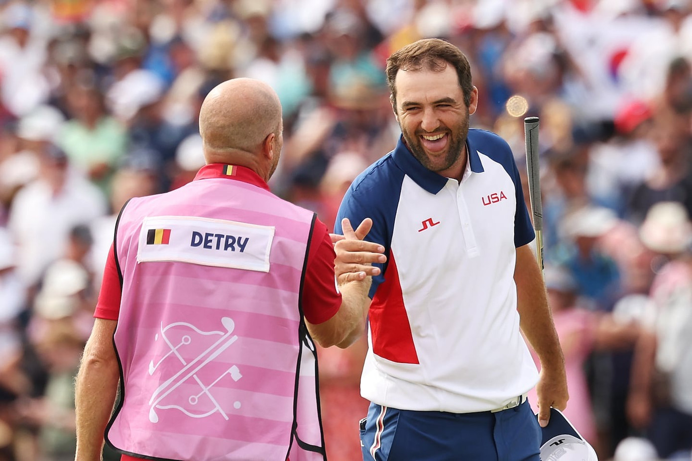 Scottie Scheffler ăn mừng chiến thắng ở Olympic 2024 cùng caddie Thomas Detry.