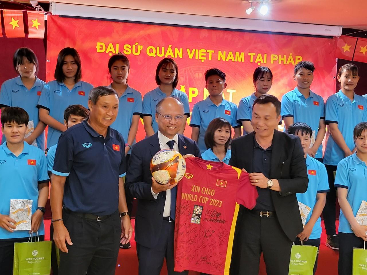 Quyền Chủ tịch LĐBĐVN Trần Quốc Tuấn và HLV Mai Đức Chung tặng quà lưu niệm cho Đại sứ Đinh Toàn Thắng.