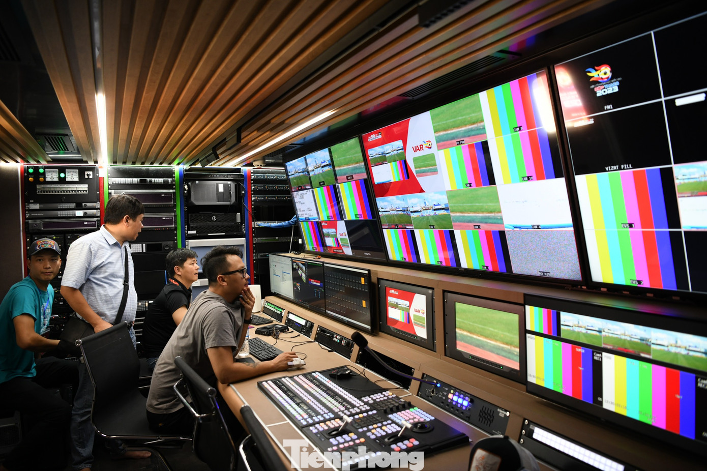 Cận cảnh phòng truyền hình trực tiếp.
