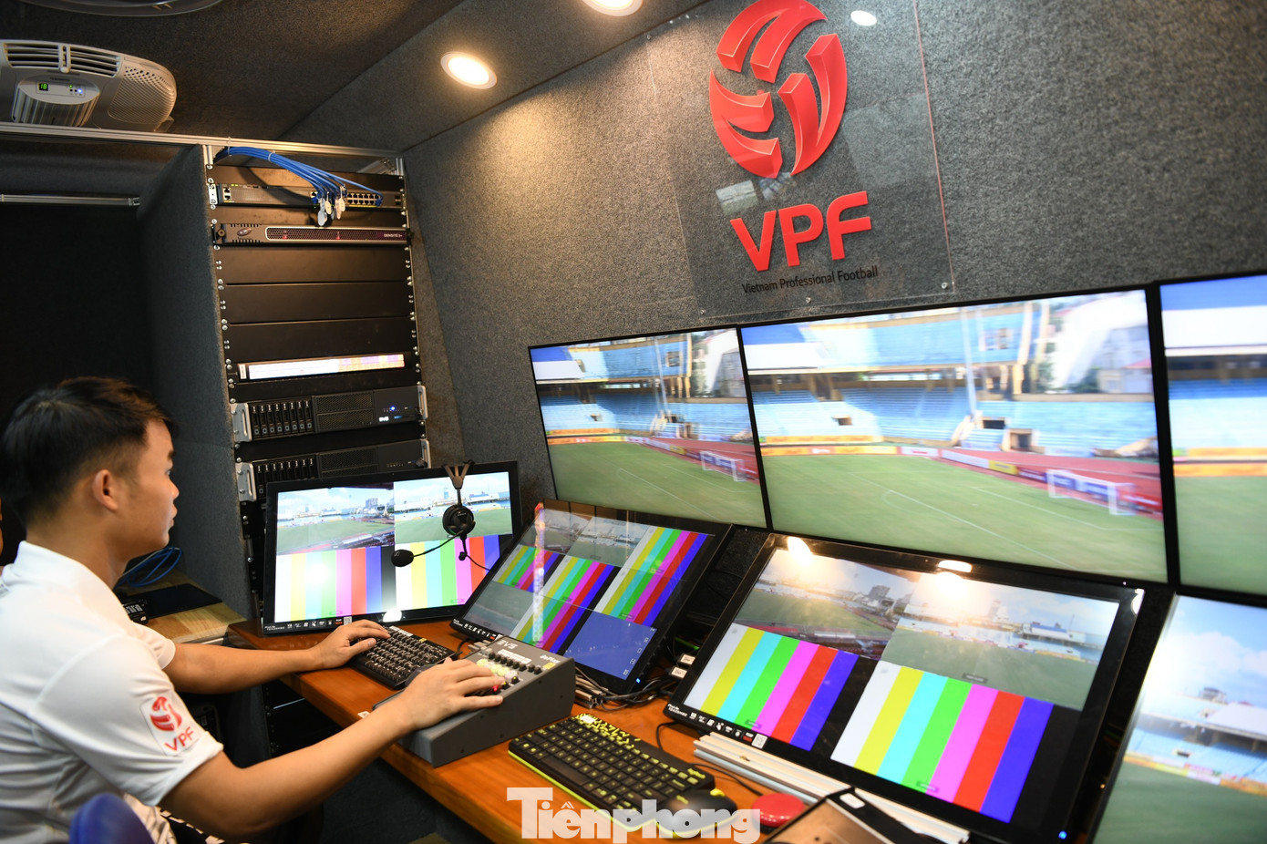 Bên trong trung tâm điều khiển, hay còn gọi là phòng VAR, nơi các các trọng tài phòng VAR xử lý dữ liệu từ hình ảnh được camera truyền về.