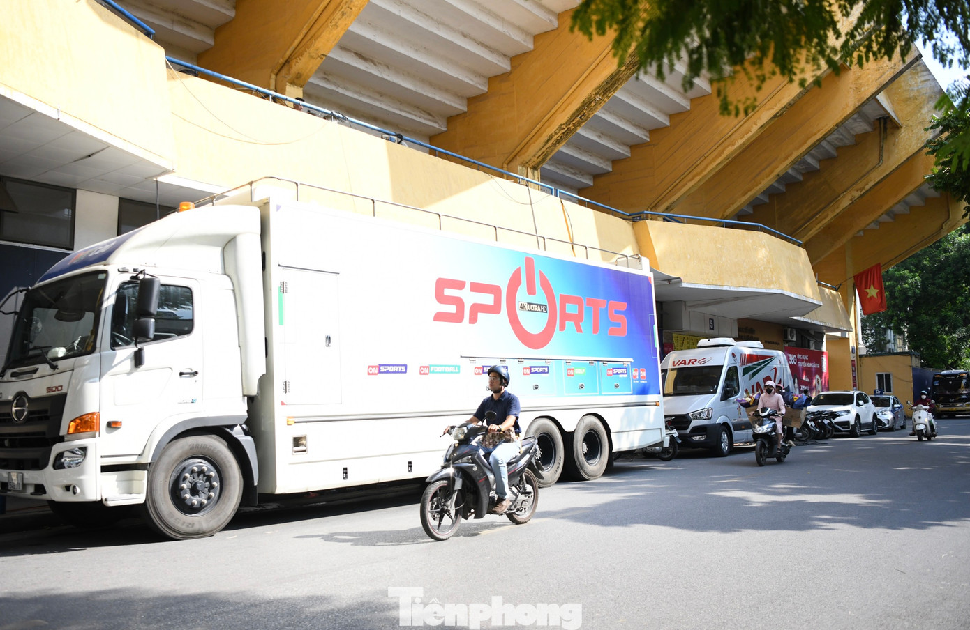 VAR cũng được đấu nối với truyền hình, nhằm đưa những hình ảnh trực tiếp từ màn hình VAR tới khán giả.