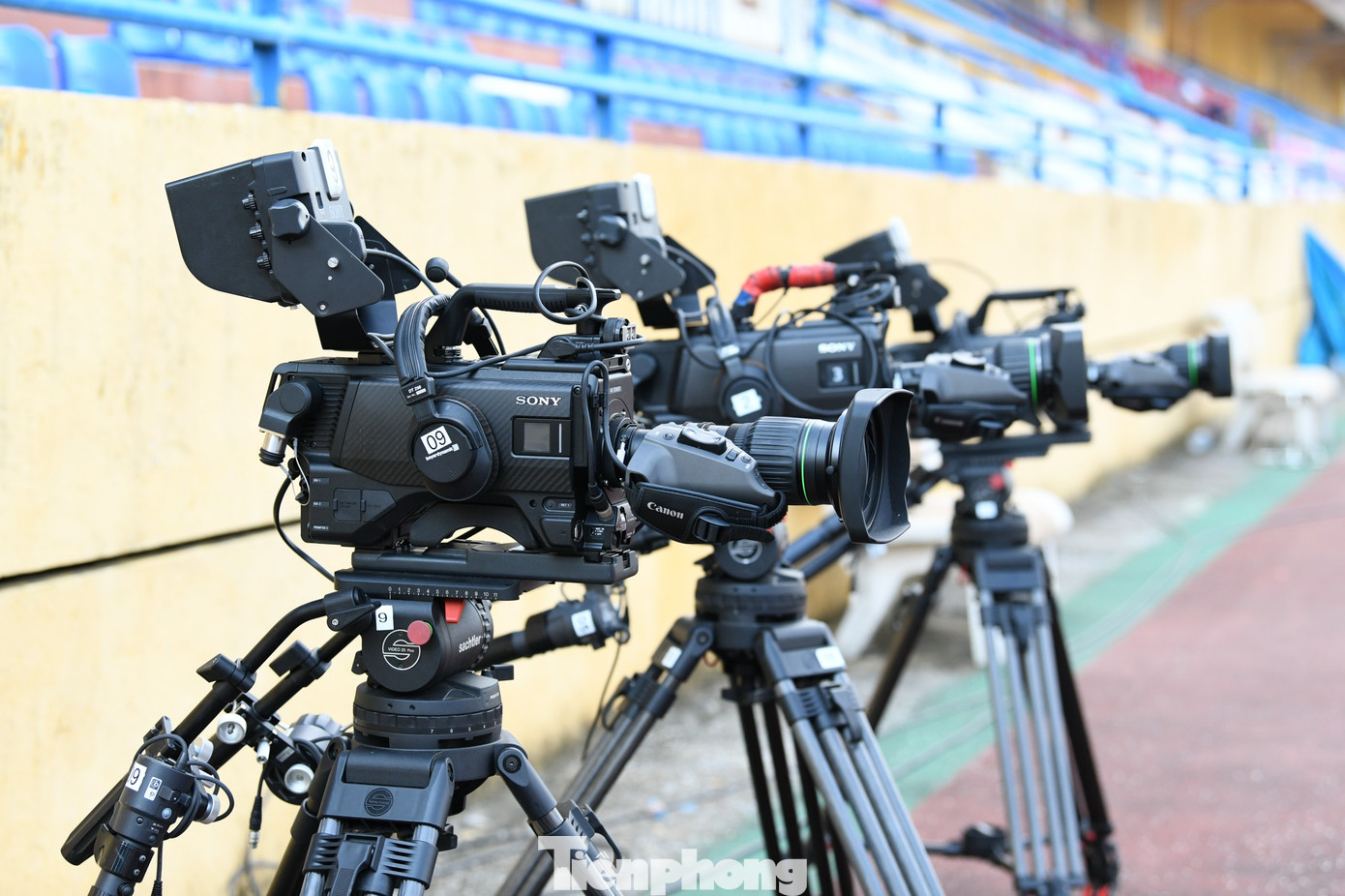 Công nghệ VAR có hệ thống máy quay đi kèm, được bố trí ở các góc sân nhằm xác định việt vị hoặc tình huống nhạy cảm quanh vòng cấm.