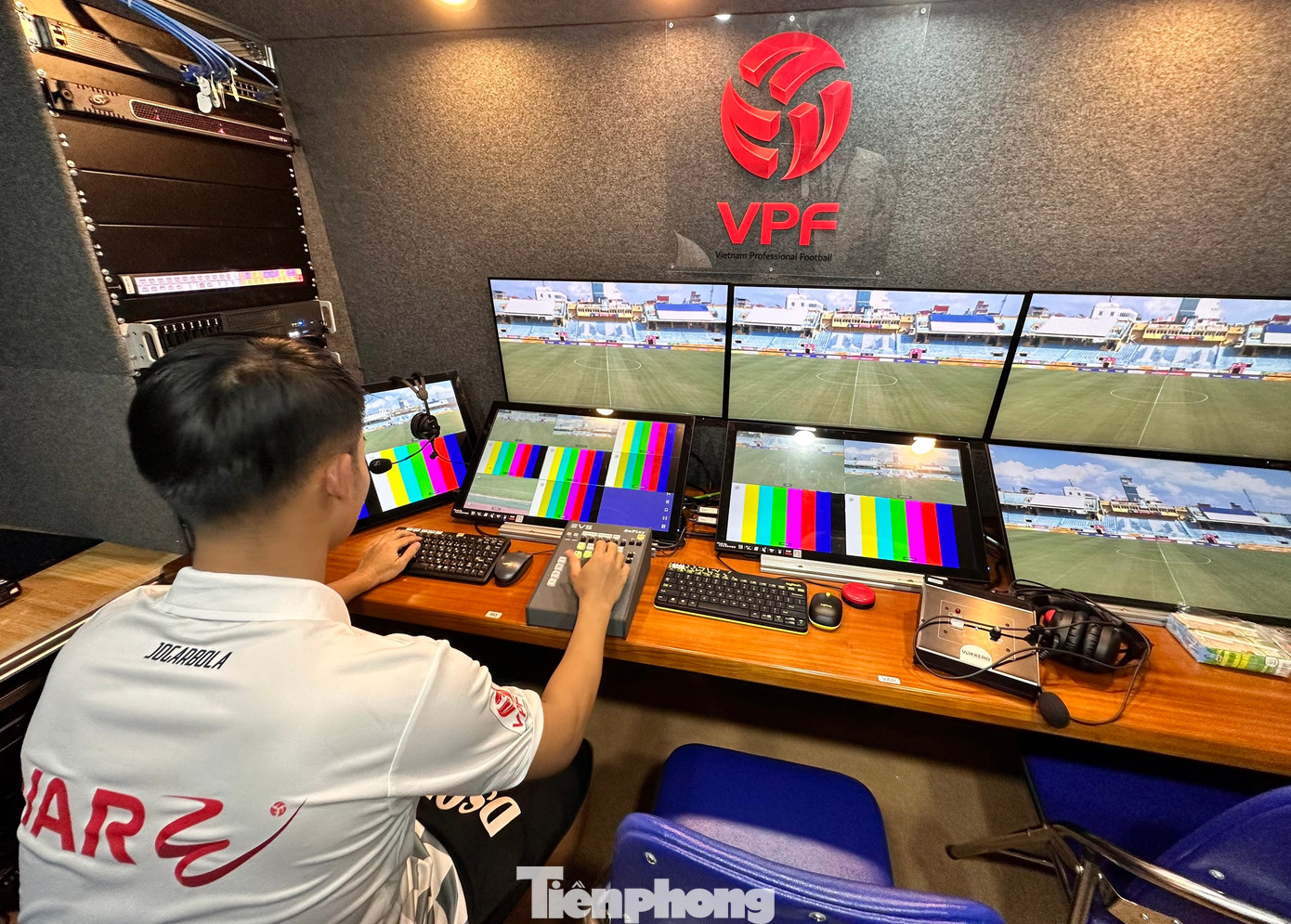 Bên trong trung tâm điều khiển, hay còn gọi là phòng VAR, nơi các các trọng tài phòng VAR xử lý dữ liệu từ hình ảnh được camera truyền về.
