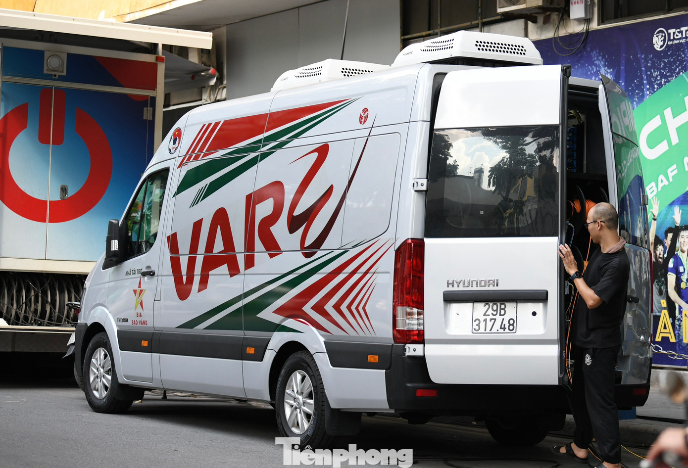Bốn tiếng đồng hồ trước khi trận Siêu cúp Bóng đá Quốc gia - Cúp THACO năm 2023 bắt đầu, xe VAR cùng hệ thống hỗ trợ trọng tài VAR đã được đưa tới sân vận động Hàng Đẫy.