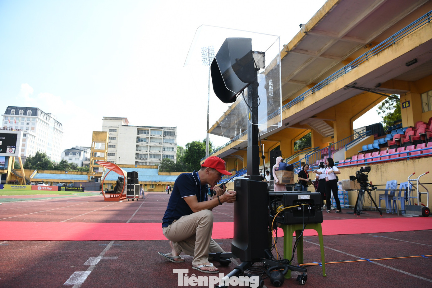 Hệ thống VAR bao gồm một phòng điều khiển với bốn trọng tài ngồi bên trong và quan sát hình ảnh truyền về từ camera, qua đó hỗ trợ trọng tài chính trước khi đưa ra các quyết định ở những tình huống nhạy cảm.