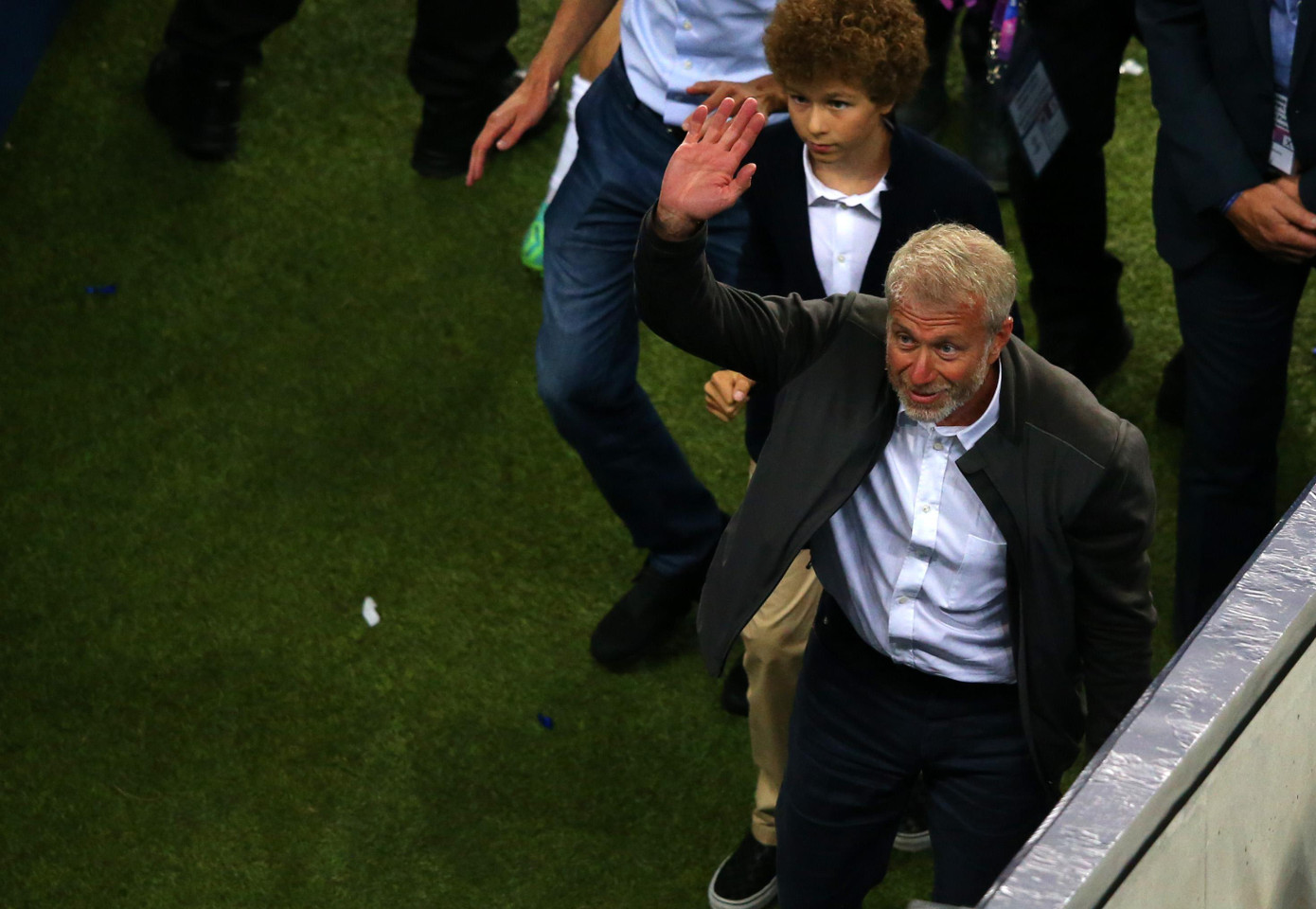 Abramovich chào khán giả khi tham dự trận chung kết Champions League 2020/21. (Ảnh: Getty Images)